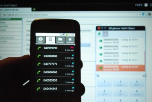klicanje_na_telefon_small Prikaz prejetih klicev na mobilnem telefonu. V ozadju vmesnik za spreminjanje nastavitev telefonske centrale in programski telefon SFL Phone.